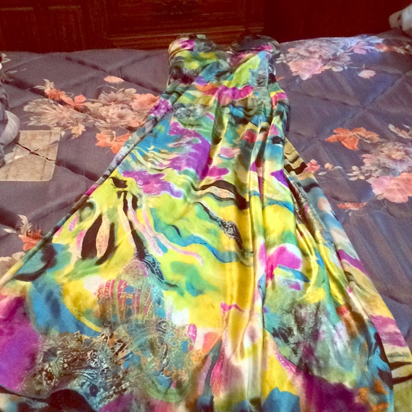 Beautiful long patterned dress - Picture 1 of 5